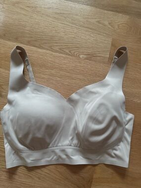 Rhonda Shear Seamless Wireless Comfort Bra Nude Beige Size M